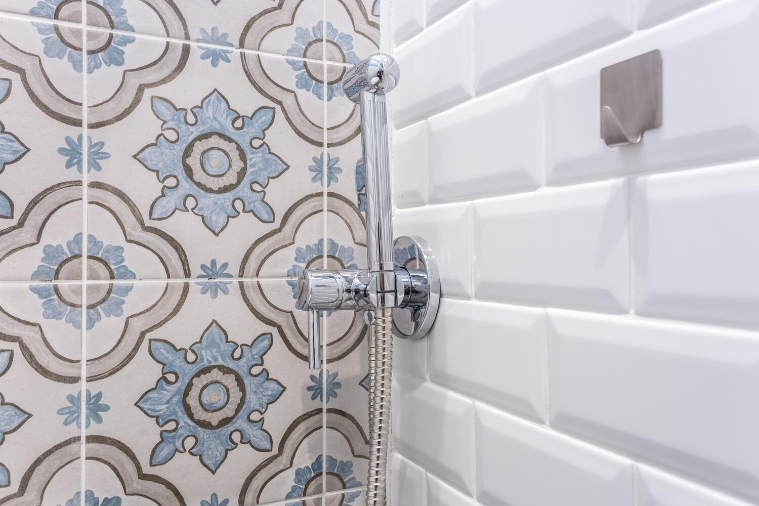 Mat czy połysk? Jakie płytki optycznie powiększą łazienkę?